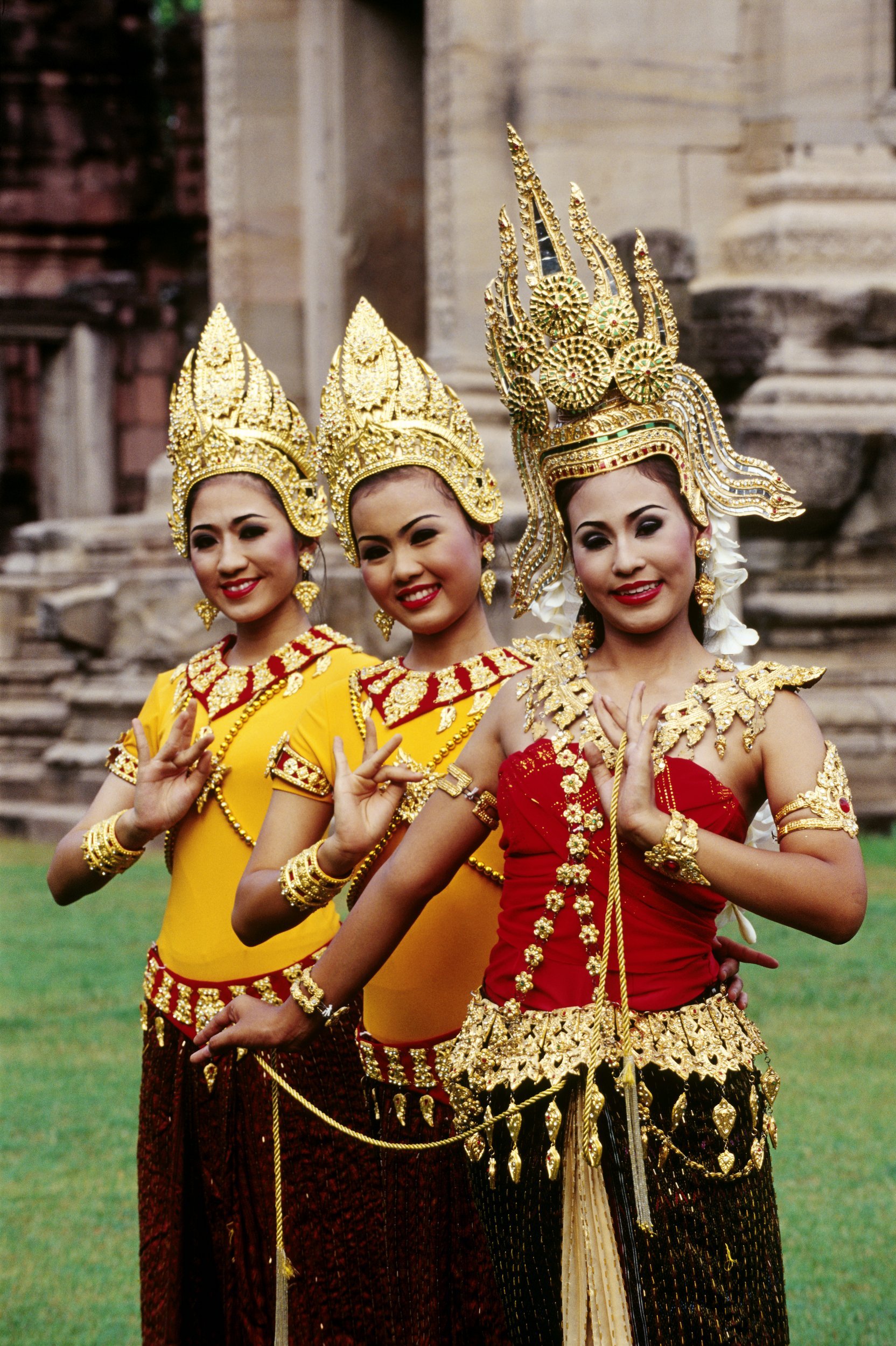 Сколько тайцев. Таиланд национальный костюм. Национальная одежда Тайланда. Традиционный тайский костюм. Тайский народный костюм.